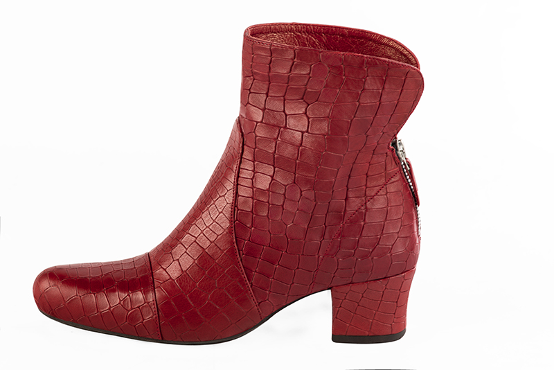 Scarlet red women's ankle boots with a zip at the back. Round toe. Low kitten heels. Profile view - Florence KOOIJMAN